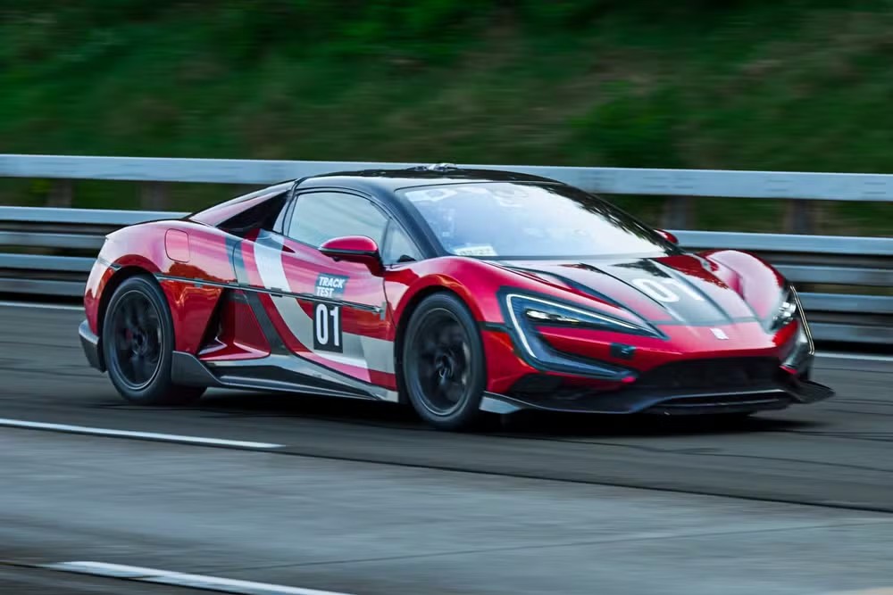 Piloto brasileiro revela que comprou o carro mais rápido do mundo, que atinge 496km/h, sem saber o preço