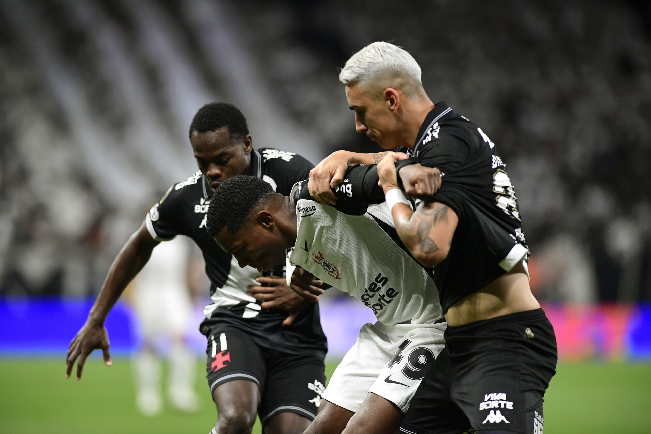 Análise: Vasco anula o Corinthians na ida, volta ileso e se enche de moral para decidir o título em casa