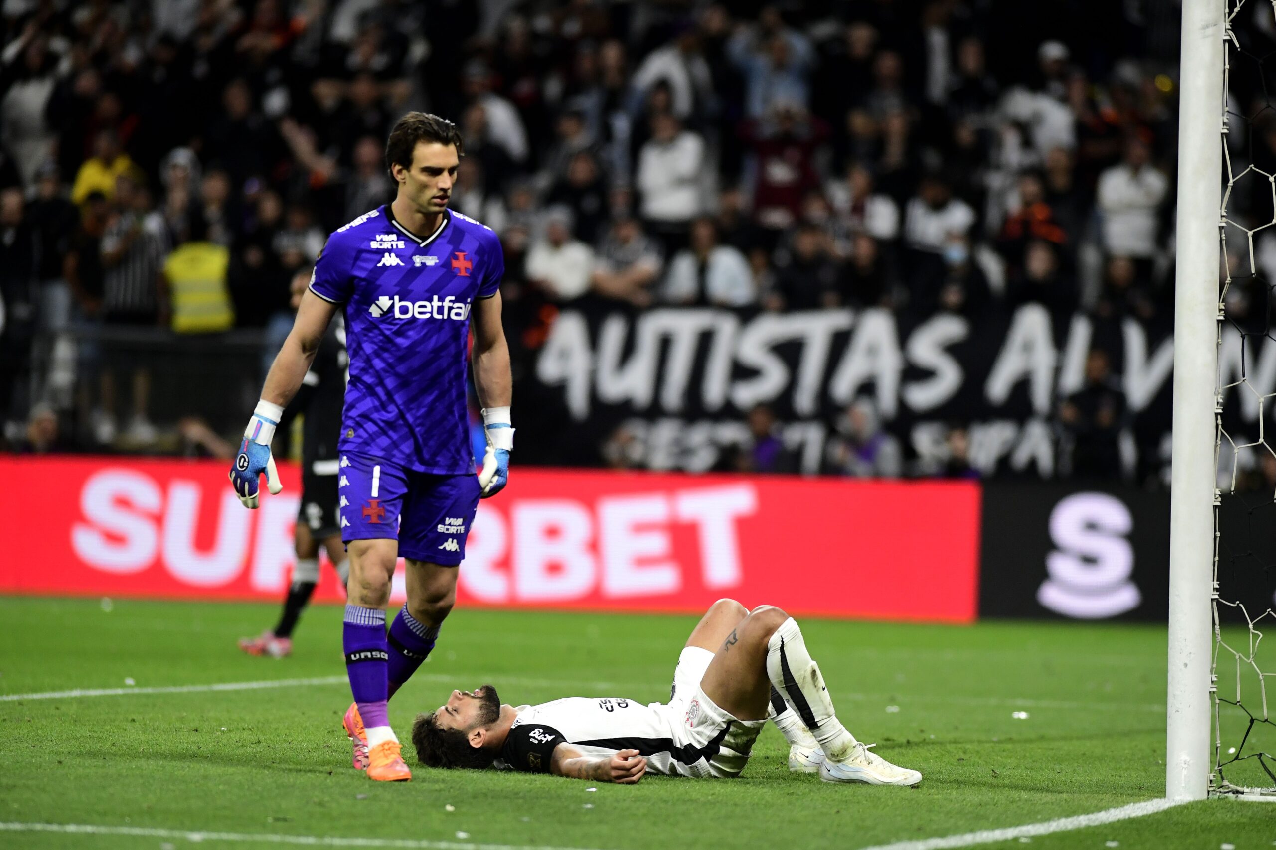 Léo Jardim vibra com empate, mas acredita que Vasco flertou com a vitória: “Poderia ser melhor”