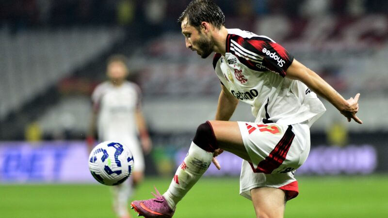 River Plate faz consulta por Viña, do Flamengo; veja condições do negócio