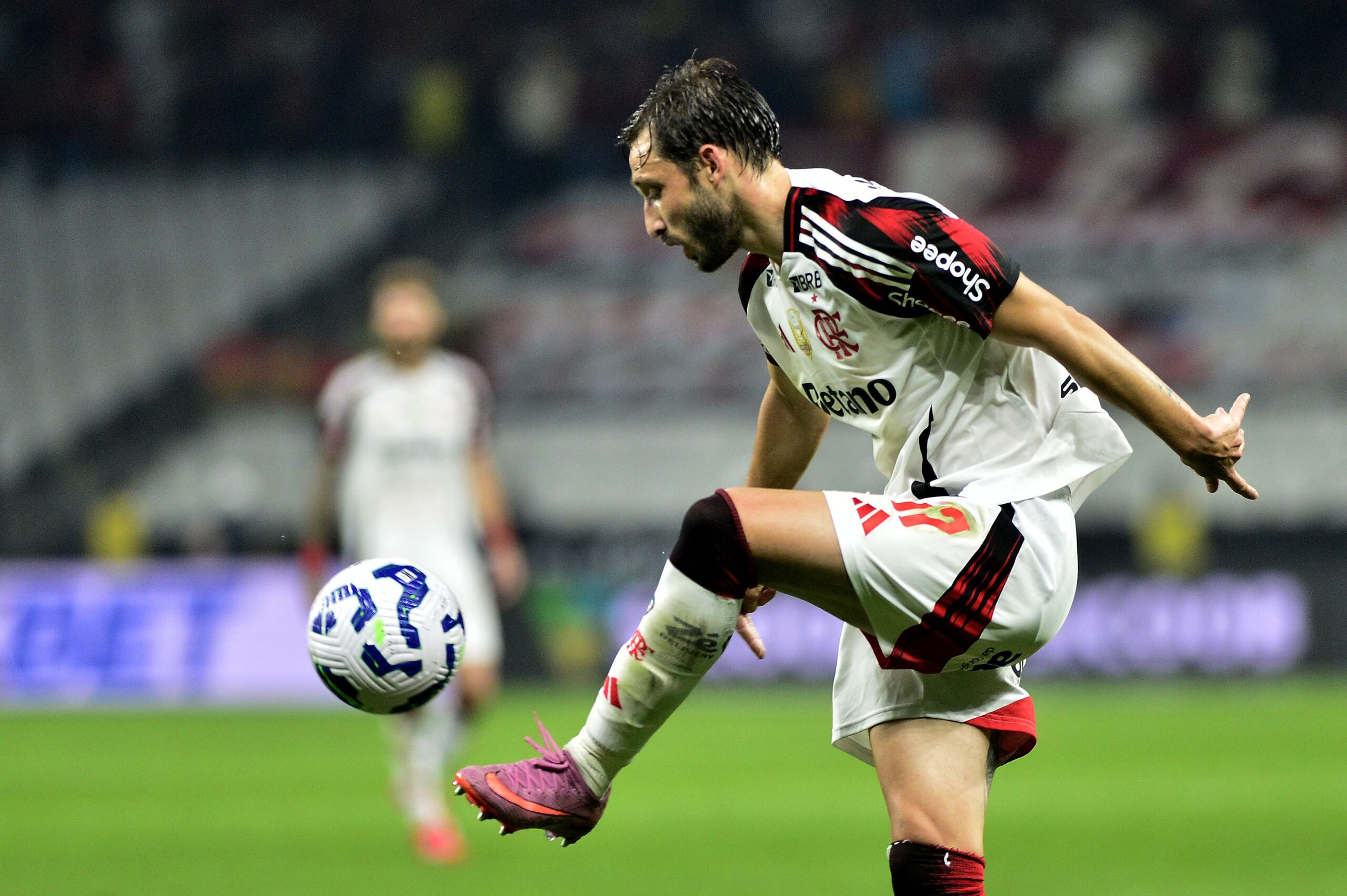 River Plate faz consulta por Viña, do Flamengo; veja condições do negócio