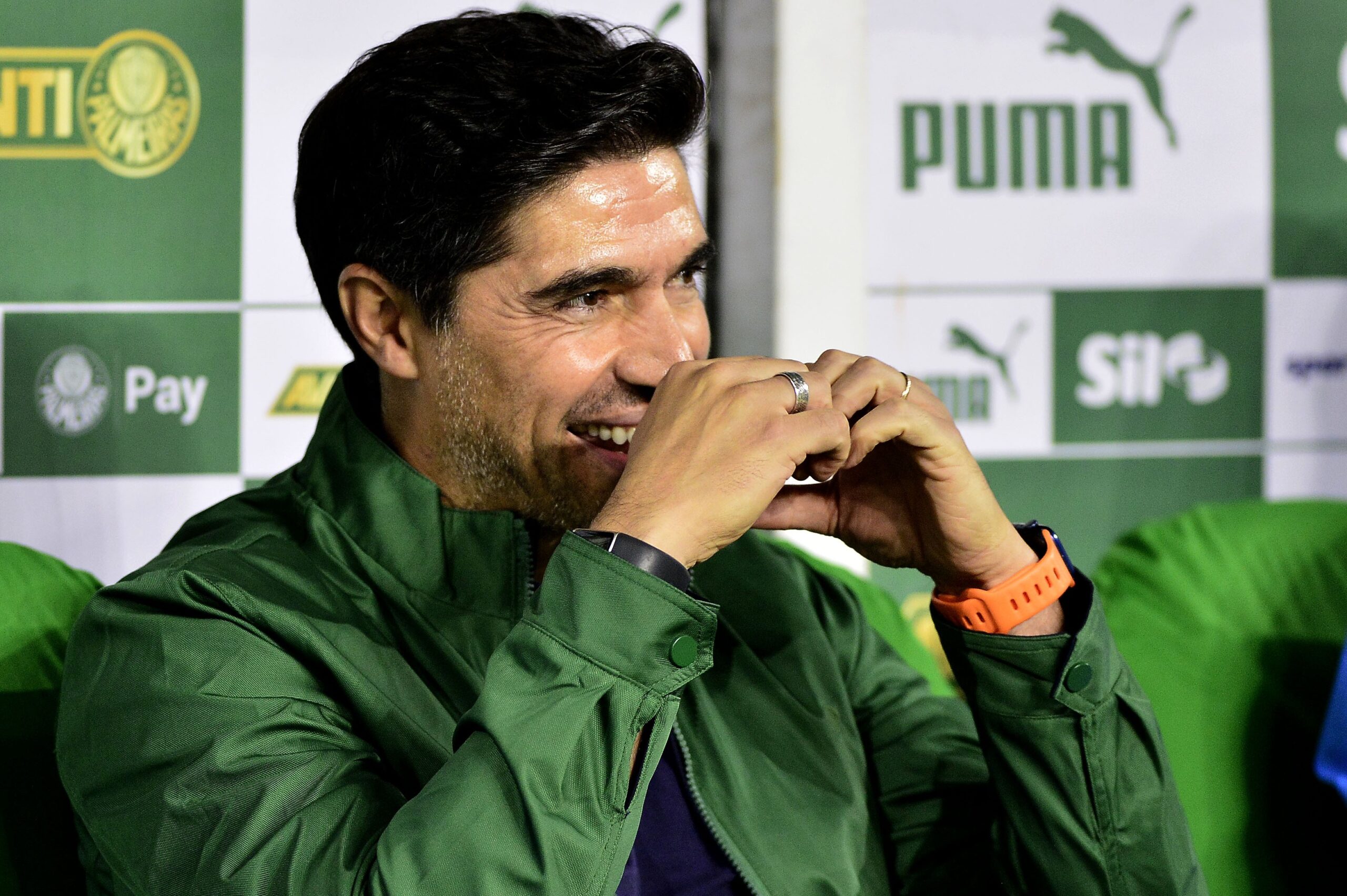 Abel Ferreira deve bater 500 jogos pelo Palmeiras até 2027 e se colocar entre recordistas no Brasil