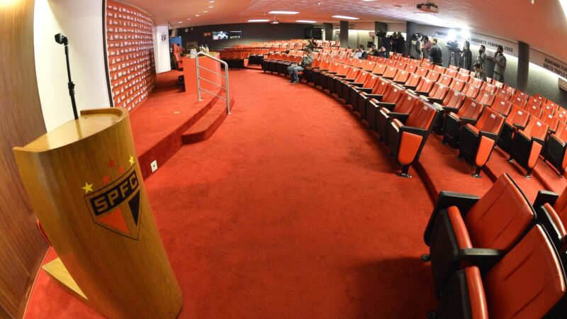 Conselho do São Paulo discute orçamento para 2026 sob protesto de torcedores no Morumbis