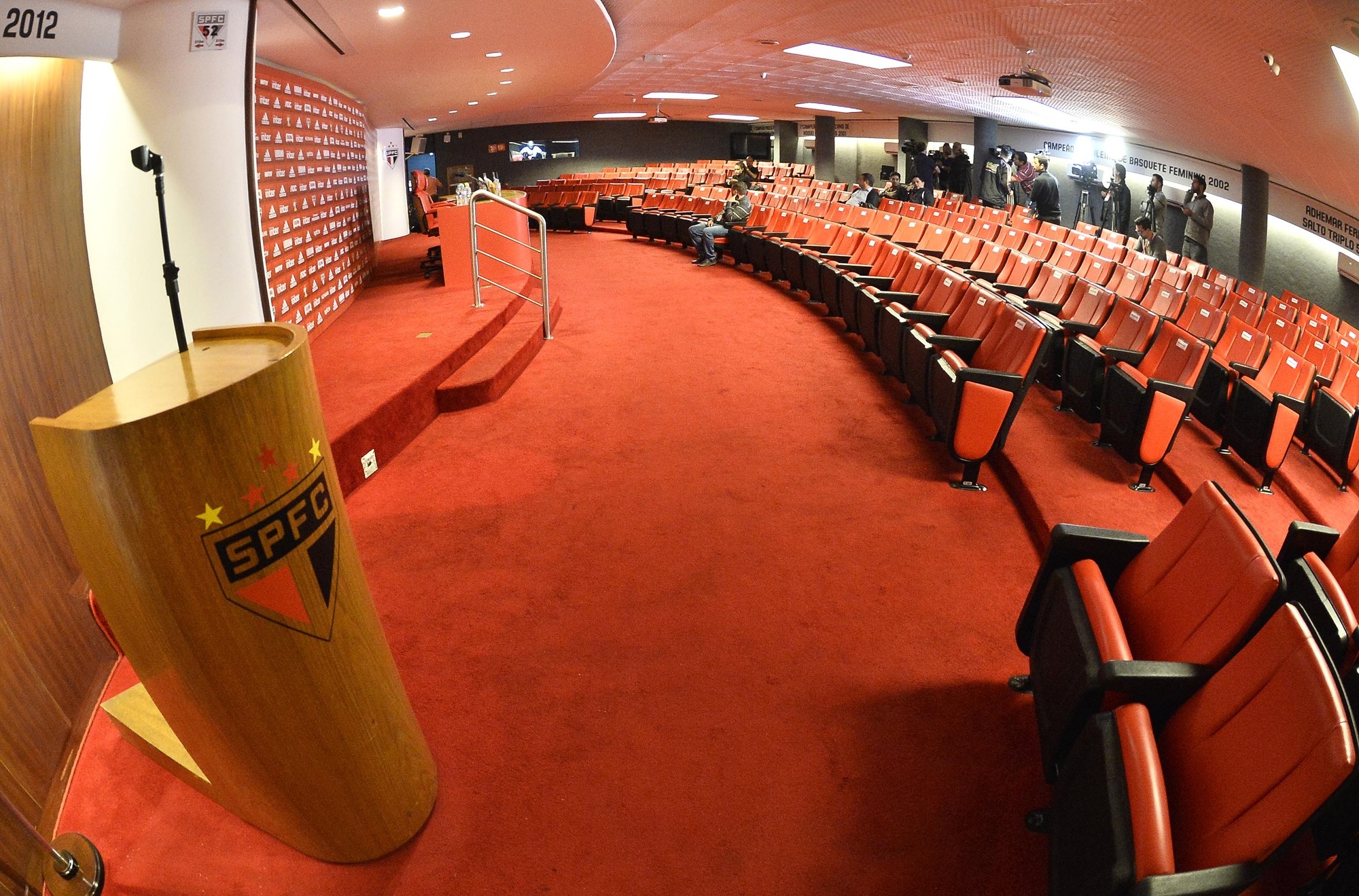 Conselho do São Paulo discute orçamento para 2026 sob protesto de torcedores no Morumbis