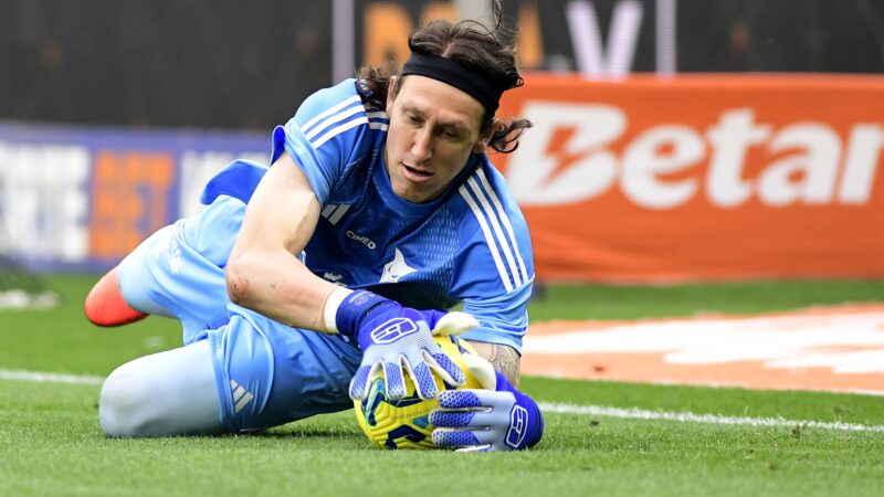 Cássio elogia Hugo Souza e o vê merecedor de ir à Copa: “Que bata meus recordes no Corinthians”