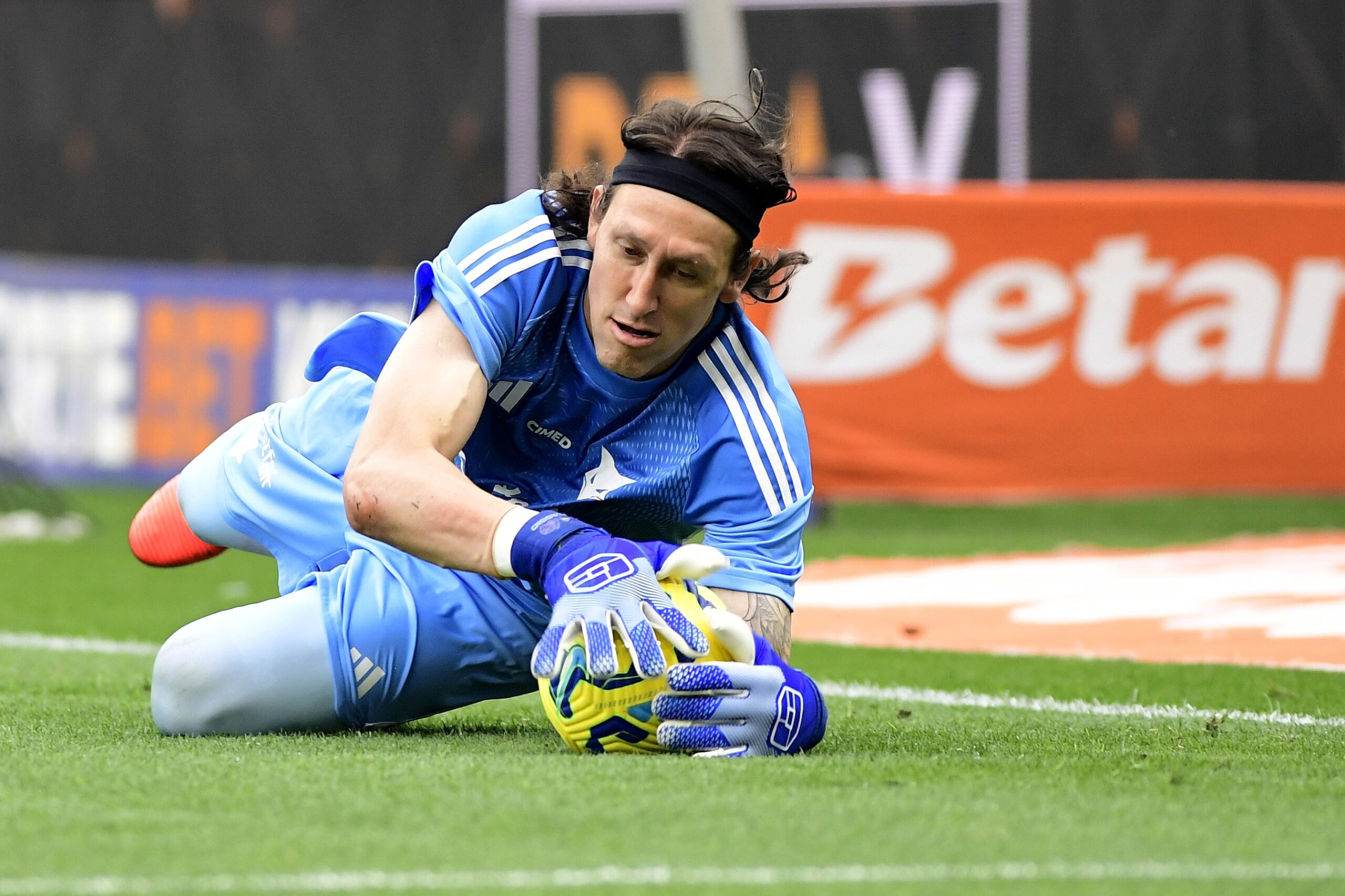 Cássio elogia Hugo Souza e o vê merecedor de ir à Copa: “Que bata meus recordes no Corinthians”