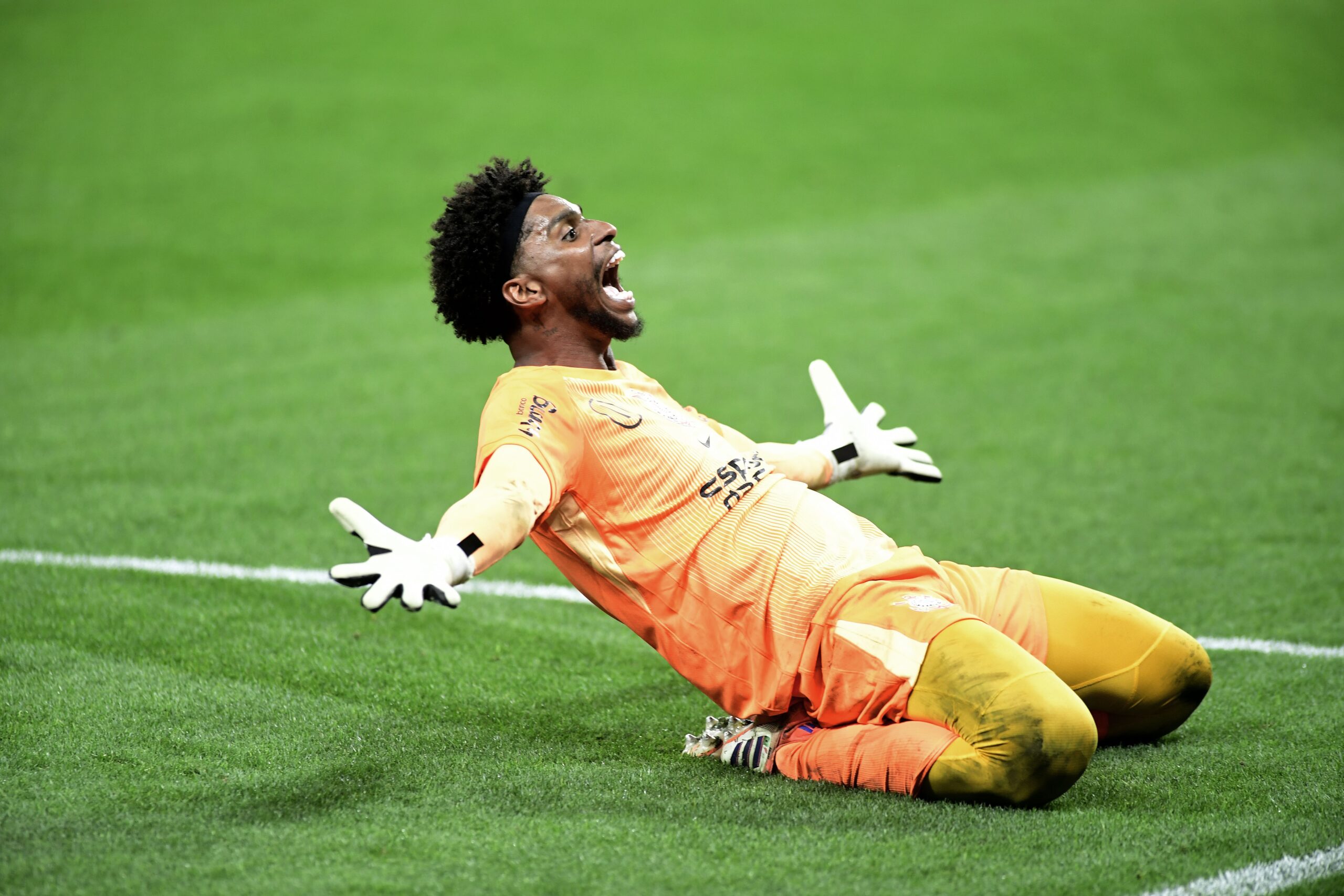 Herói, Hugo se vê no auge e sonha com título pelo Corinthians: “Fazer um ano doloroso ser histórico”