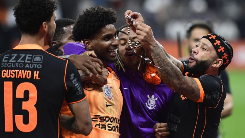 Na mira de clubes estrangeiros, Hugo Souza chega a dez pênaltis defendidos pelo Corinthians