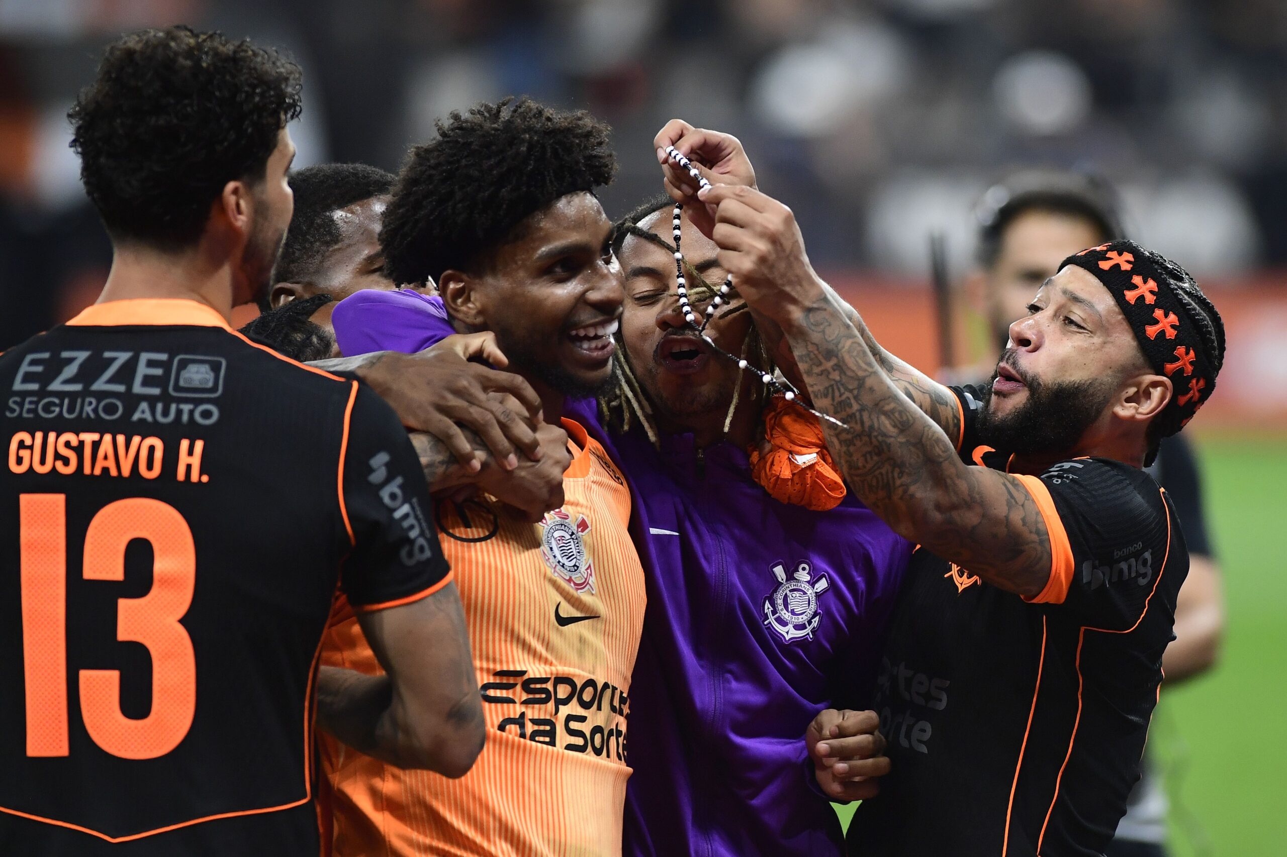 Na mira de clubes estrangeiros, Hugo Souza chega a dez pênaltis defendidos pelo Corinthians