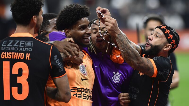 Corinthians, apoteótico, vai à final em um dos grandes jogos do ano