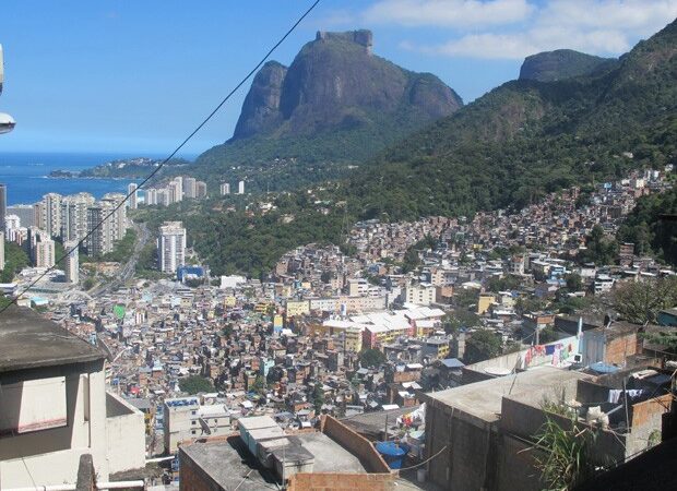 Censo 2022: 64% dos moradores em favelas e comunidades vivem em vias sem a presença de árvores