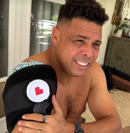 Ronaldo Fenômeno mostra tratamento com gelo no ombro após jogar tênis com Carlos Alcaraz