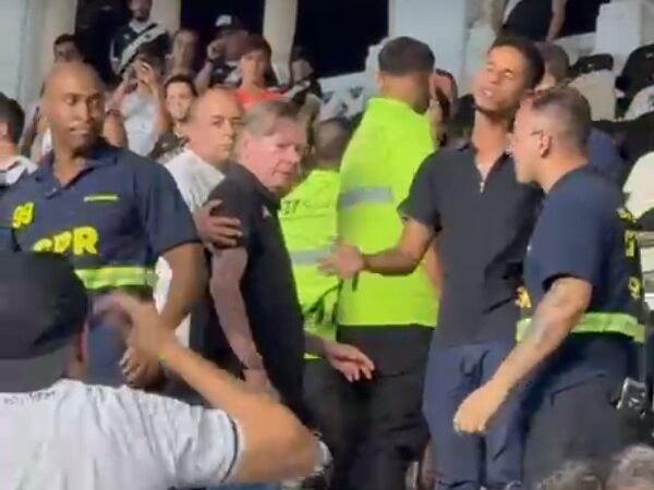 Ex-presidente do Vasco, Jorge Salgado é hostilizado por torcedores em São Januário