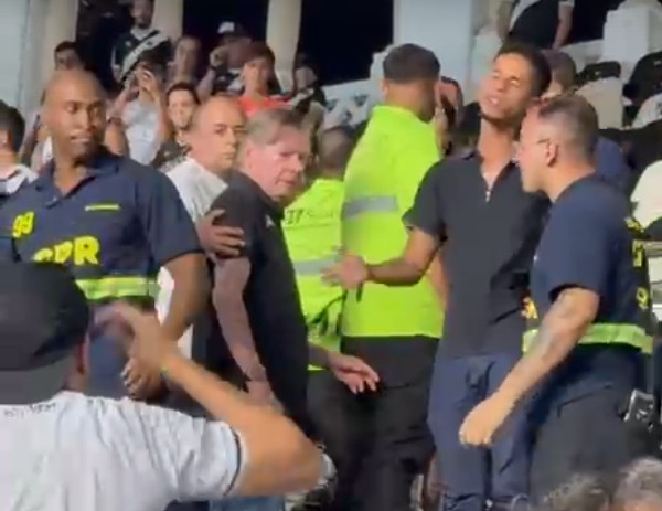 Ex-presidente do Vasco, Jorge Salgado é hostilizado por torcedores em São Januário