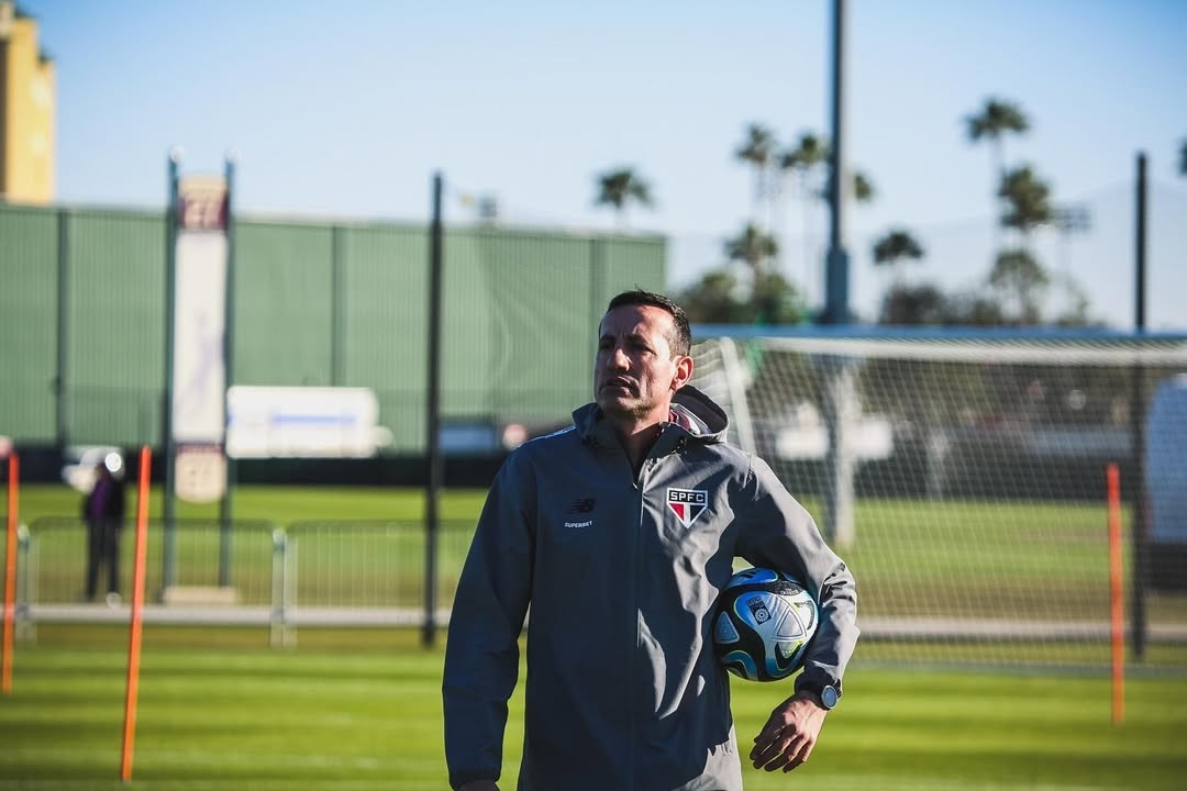 São Paulo inicia mudanças em funcionários do futebol e demite fisiologista e preparador físico