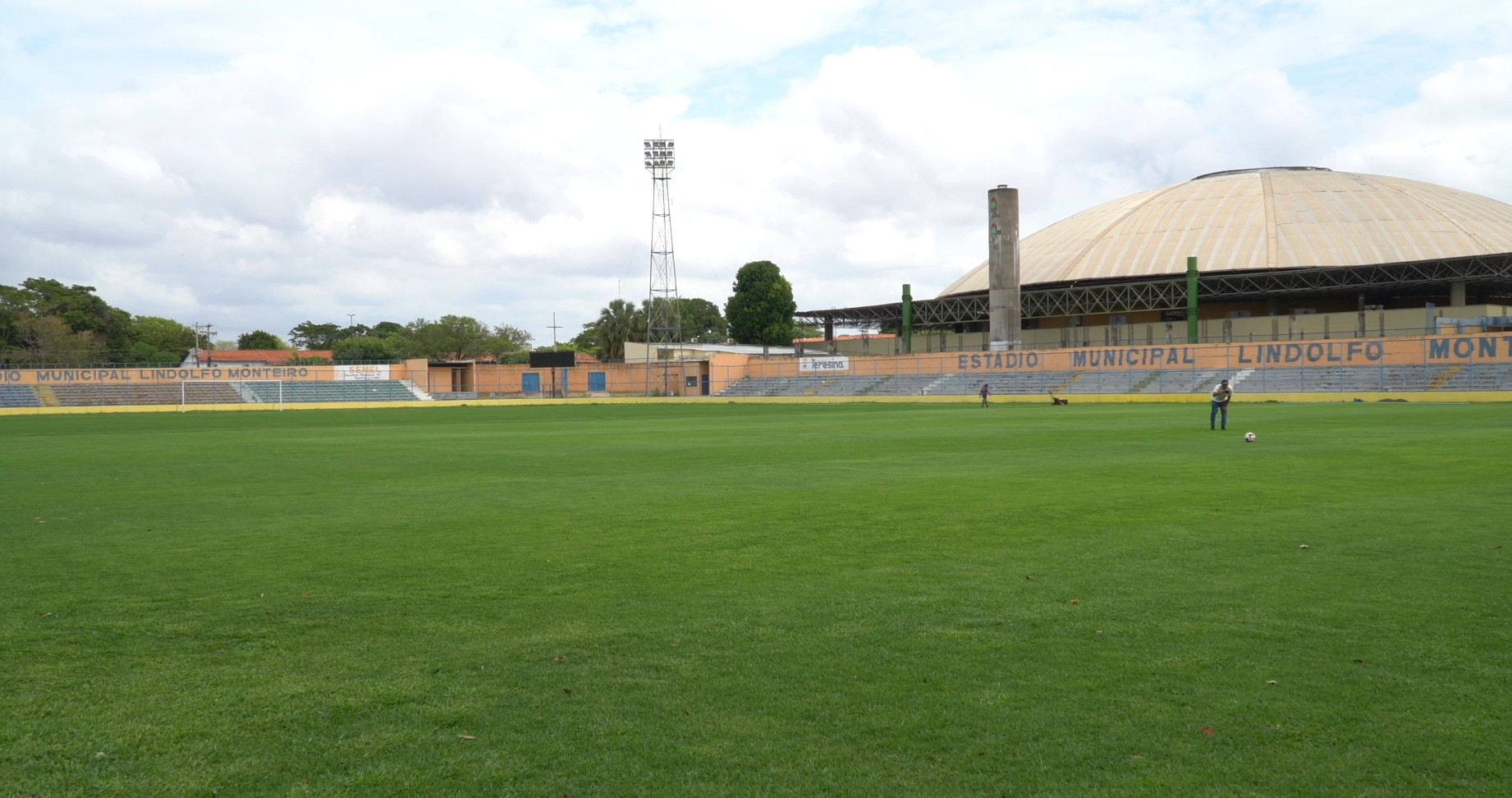Veja em detalhes imagens do novo gramado do estádio Lindolfo Monteiro, em Teresina