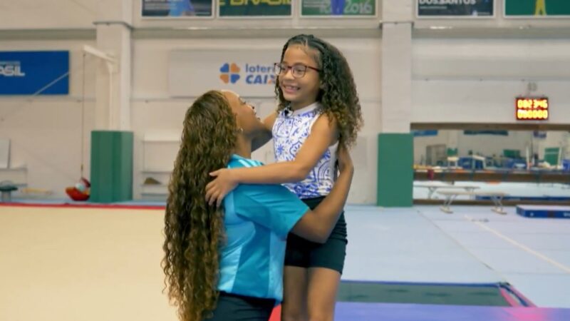 Rebeca Andrade faz treino com criança de 7 anos que viralizou nas redes: “Será uma atleta incrível”