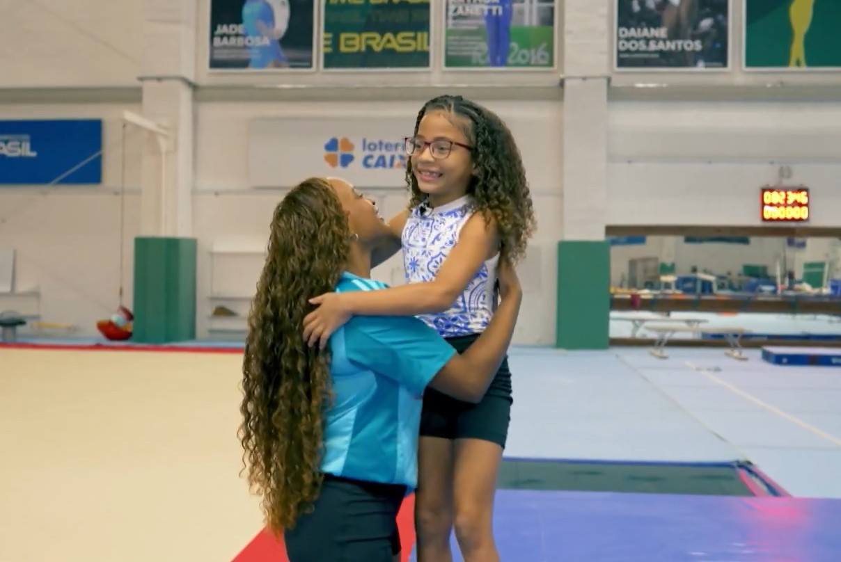 Rebeca Andrade faz treino com criança de 7 anos que viralizou nas redes: “Será uma atleta incrível”