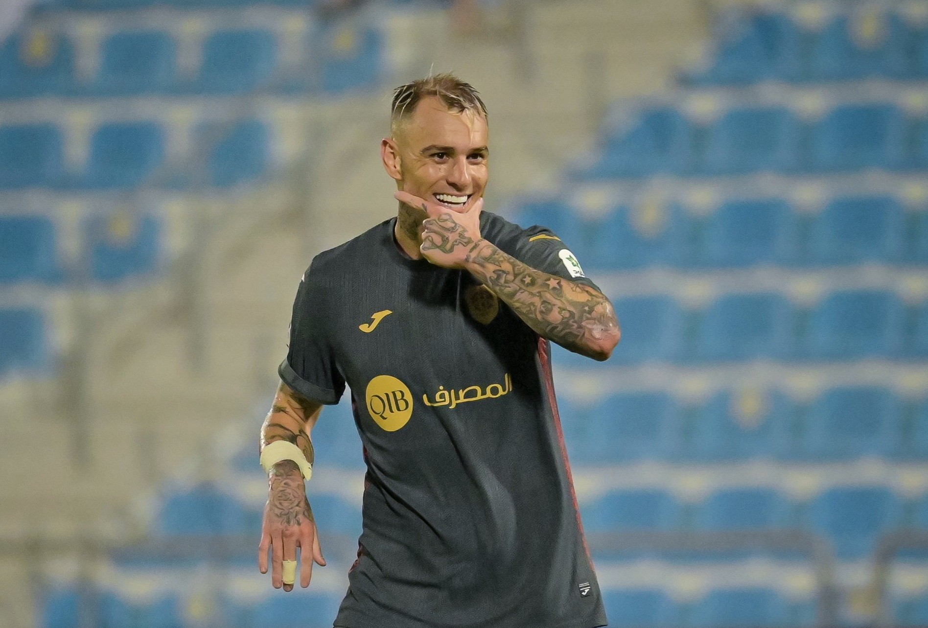 Al-Rayyan amplia contrato e valoriza Roger Guedes às vésperas de abertura da janela