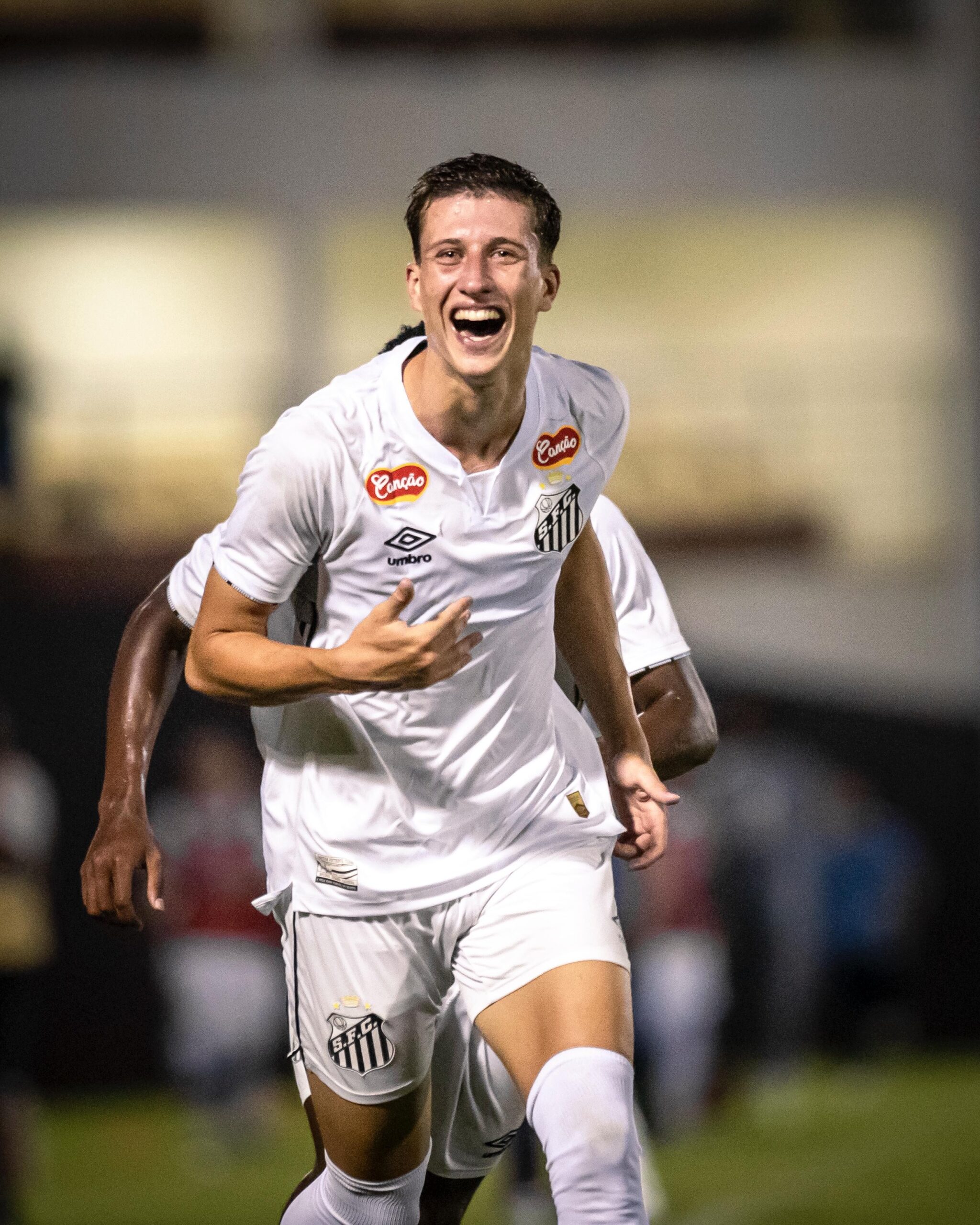 Avaí anuncia a contratação do lateral-direito Gabriel Simples