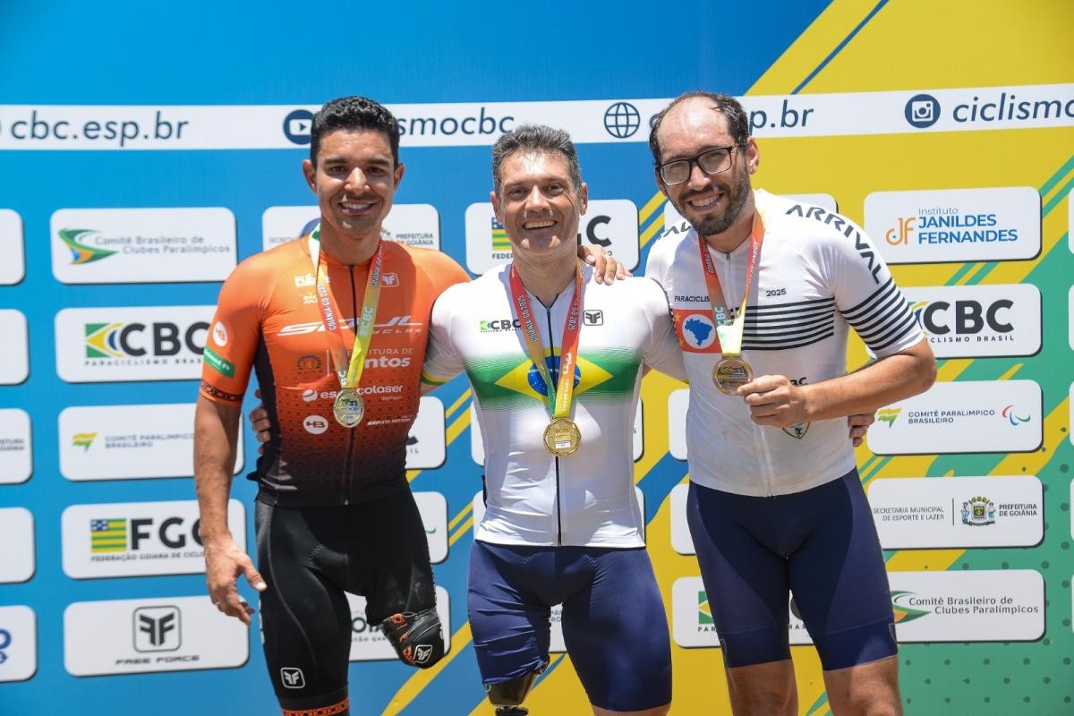 Equipe de Santos comemora títulos na Copa Brasil de Paraciclismo