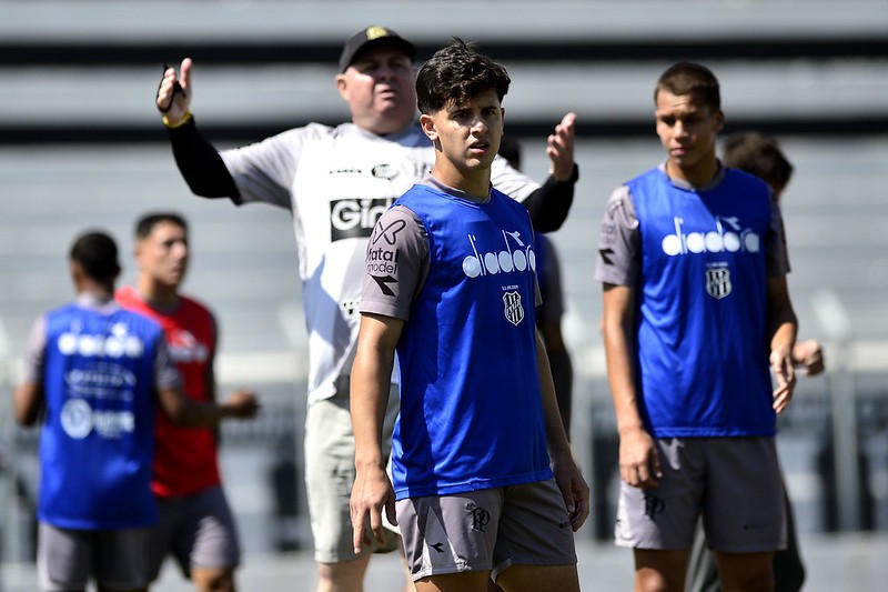 Ponte Preta recorre a soluções caseiras para suprir saídas no meio-campo