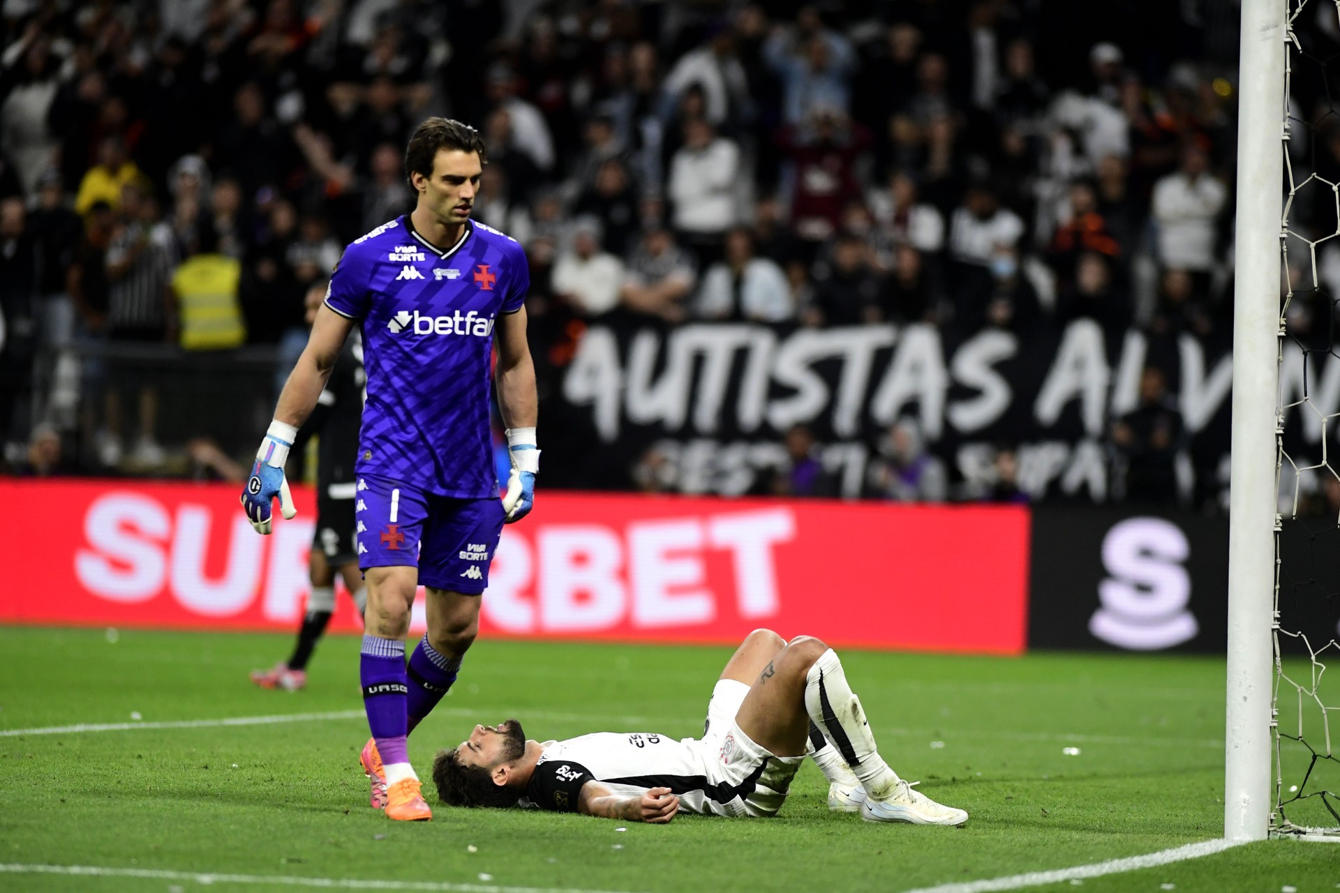 Final aberta: Corinthians erra muito, Vasco não aproveita