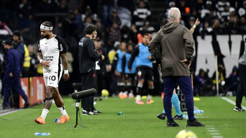 Memphis sai de campo irritado com substituição na final da Copa do Brasil entre Corinthians e Vasco