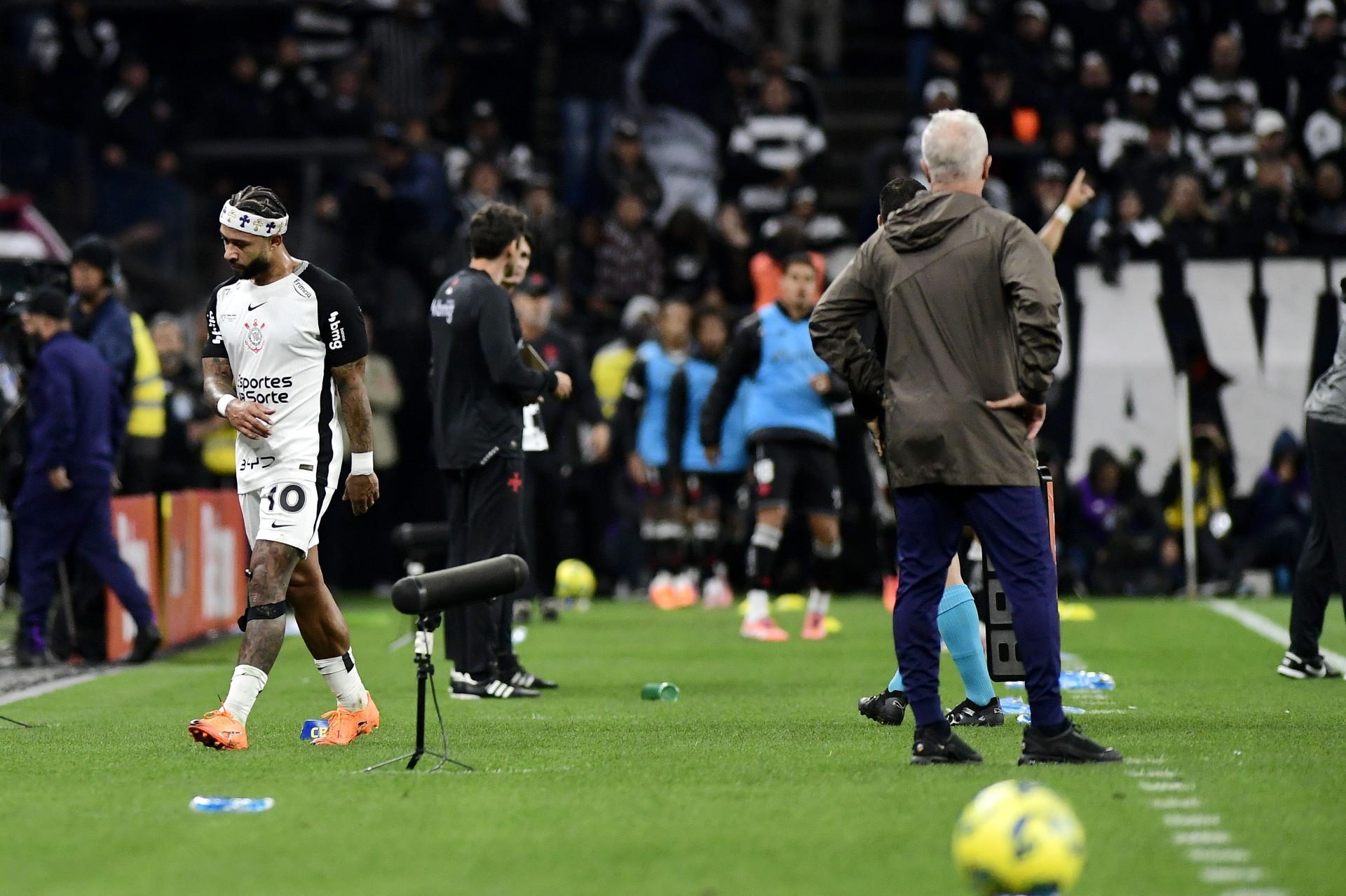 Memphis sai de campo irritado com substituição na final da Copa do Brasil entre Corinthians e Vasco