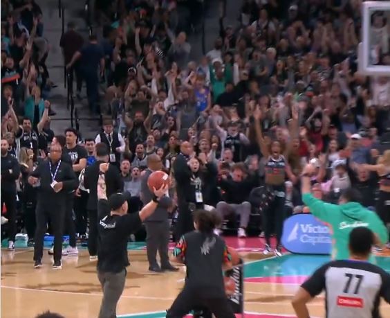 Torcedor faz cesta do meio da quadra e ganha R$ 55 mil em jogo da NBA