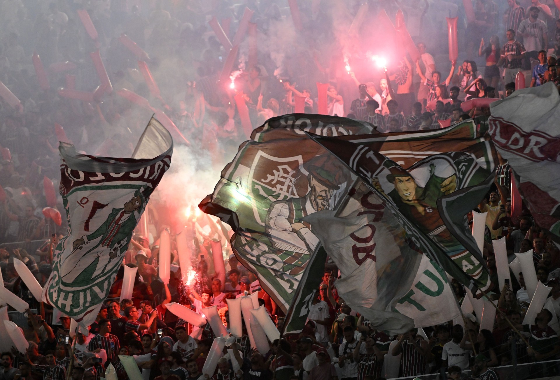 Torcida do Fluminense prepara festa com bandeirão gigante para semi da Copa do Brasil