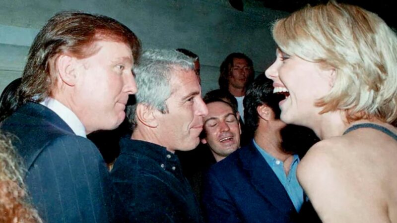 Trump aparece com Epstein em novas fotos divulgadas por democratas do acervo do bilionário