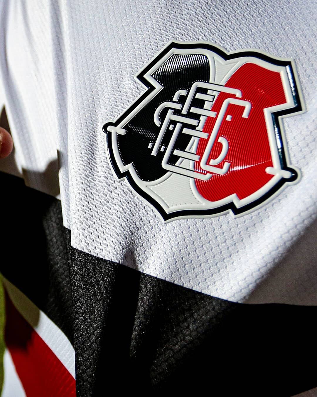 Santa Cruz conclui negociação e assina com a Reebok