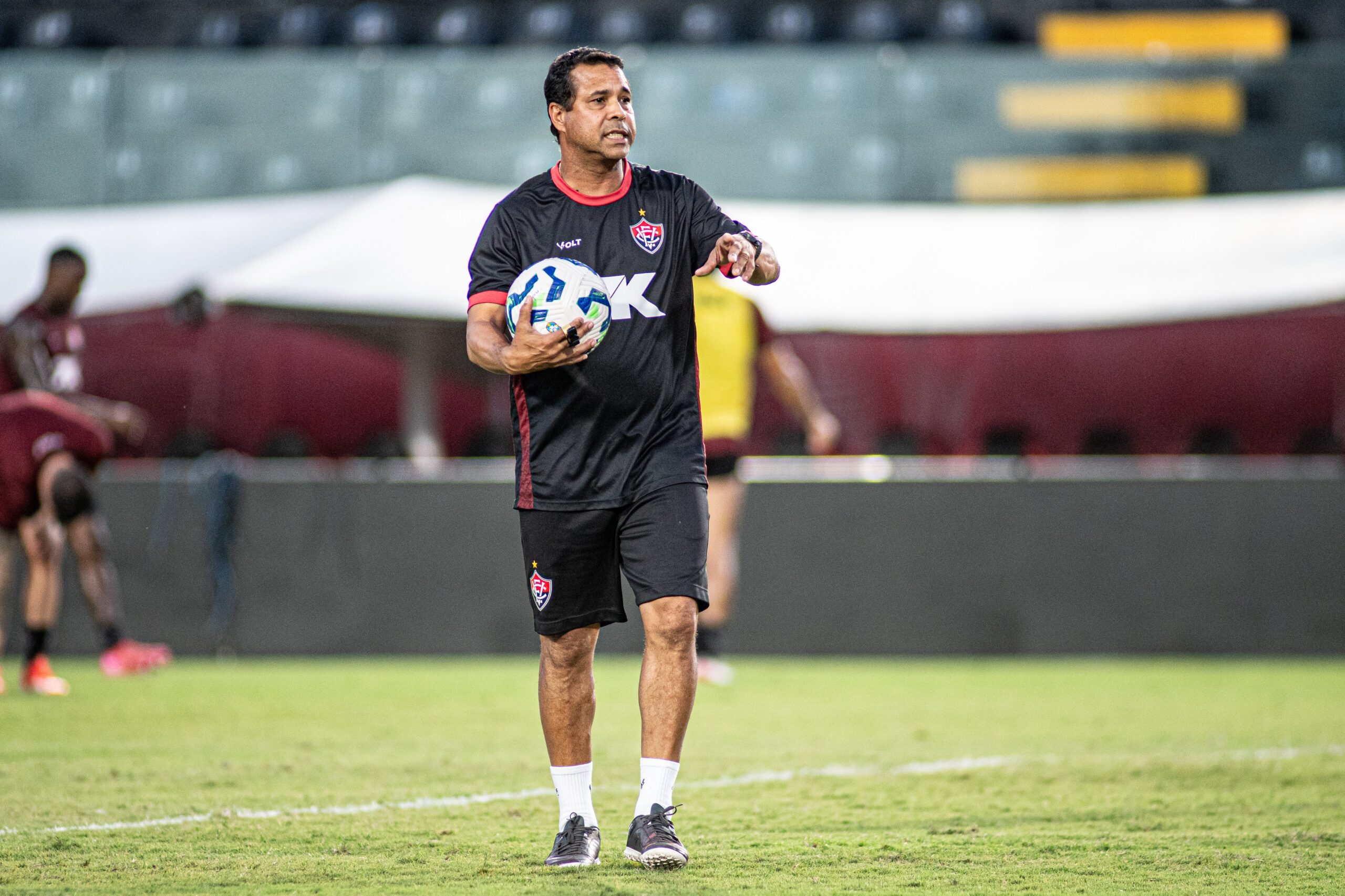 Vitória divide grupos e marca reapresentação para temporada 2026