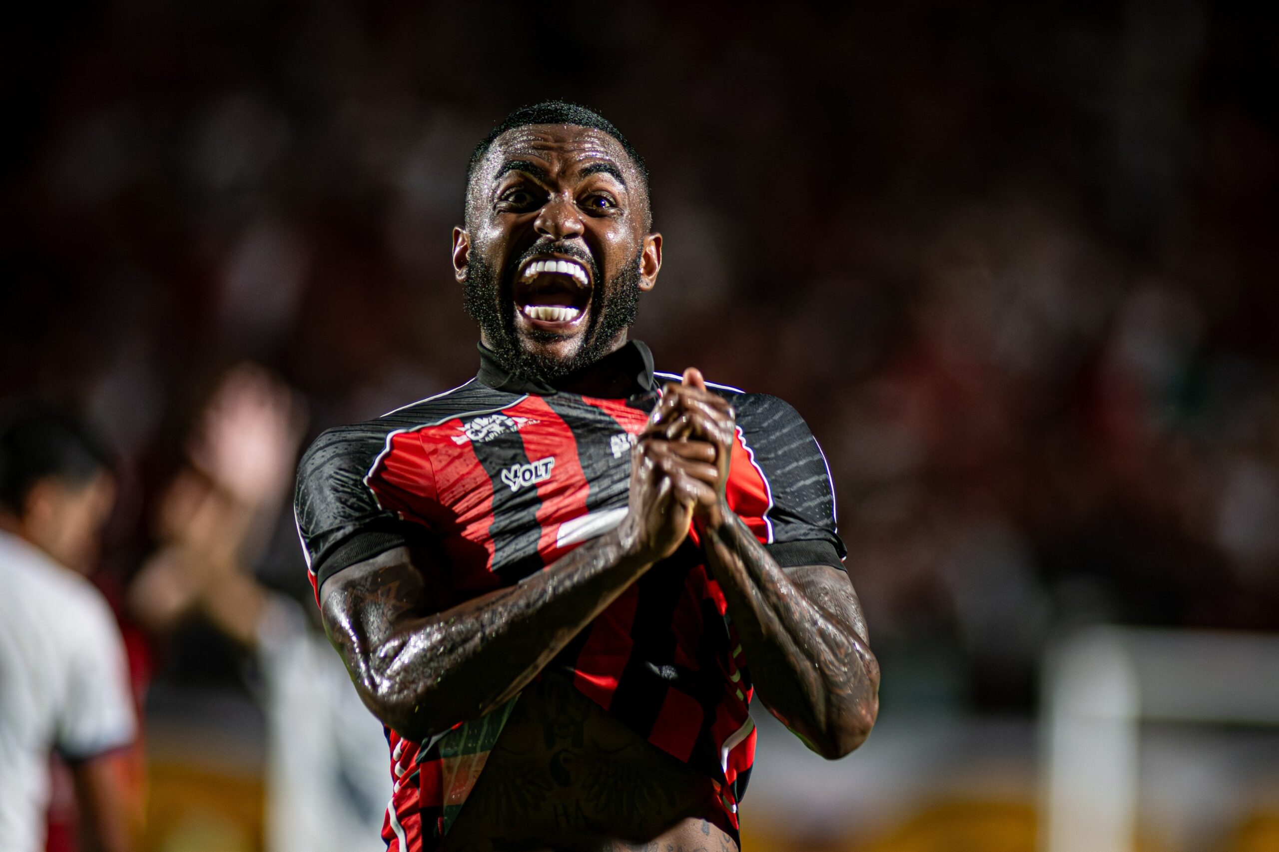 Vitória encaminha renovação com o lateral-esquerdo Ramon