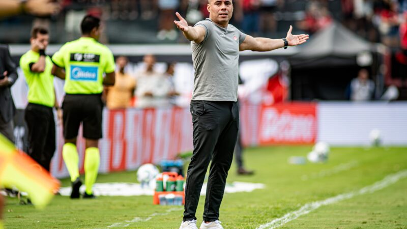 Ventura exalta feito com o Vitória e não se preocupa com status de bombeiro: “Sei do meu tamanho”