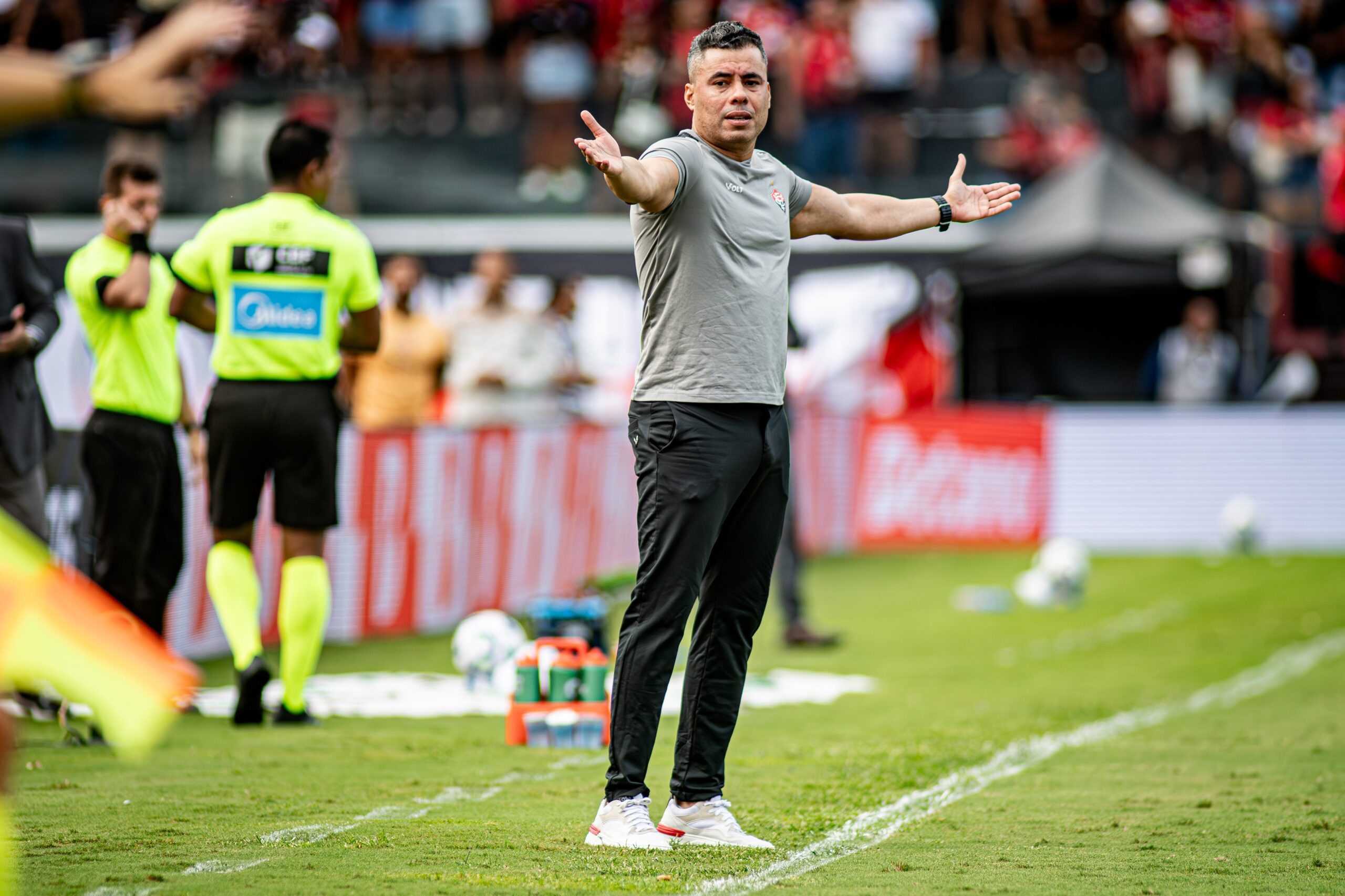 Ventura exalta feito com o Vitória e não se preocupa com status de bombeiro: “Sei do meu tamanho”