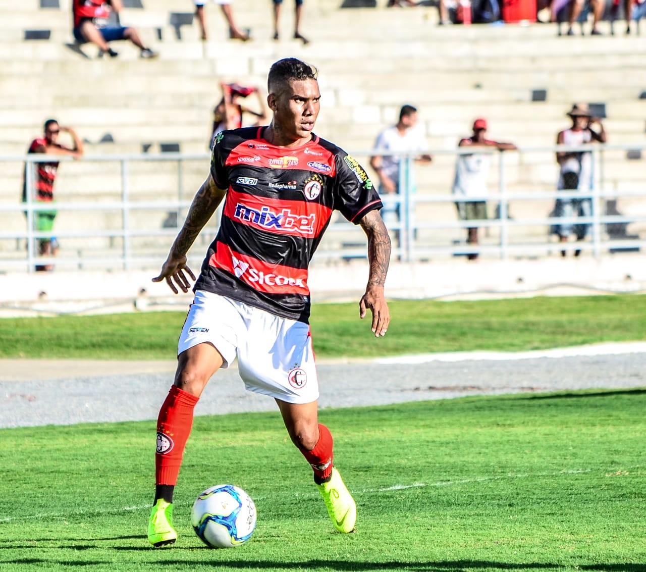 Atacante Denis é anunciado como reforço do Lagarto para temporada 2026