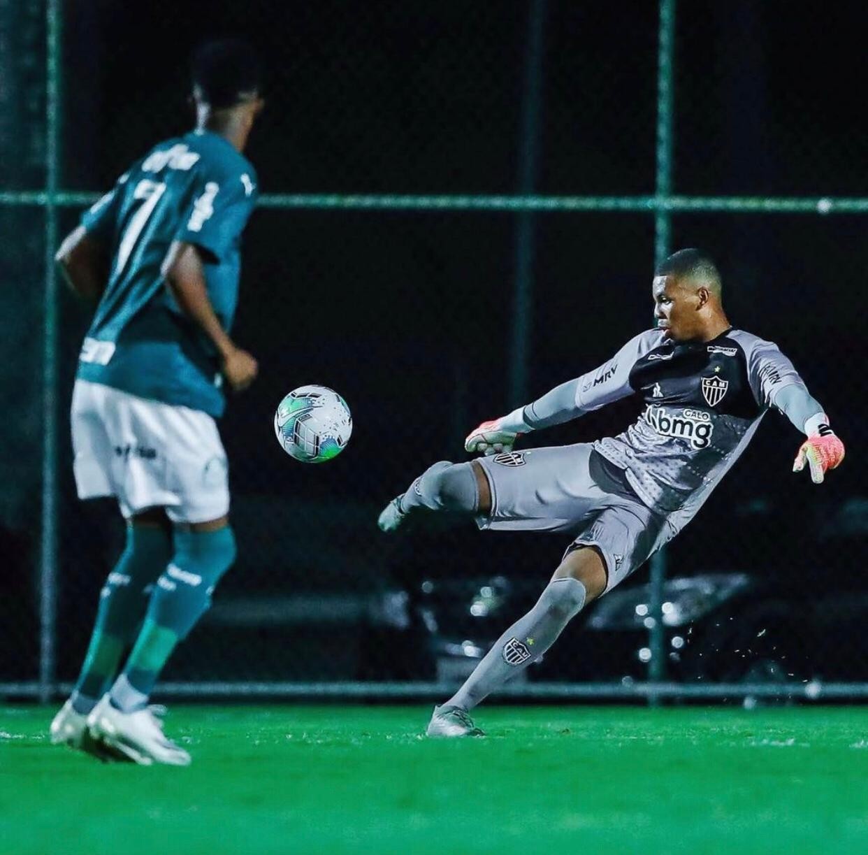 Vila Nova contrata goleiro Gabriel Átila, do Atlético-MG