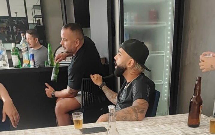 Rolou um flerte: o dia que Gabigol, agora no Cruzeiro, vestiu a camisa do Corinthians e irritou o Flamengo