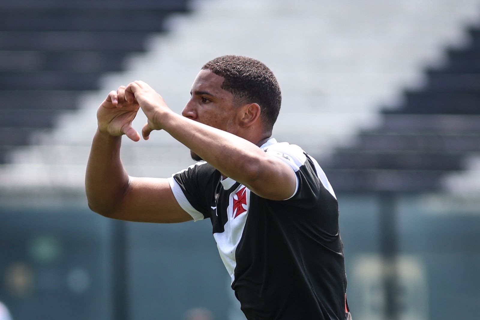 Atlético-GO contrata Léo Jacó, artilheiro do Sub-20 do Vasco em 2025