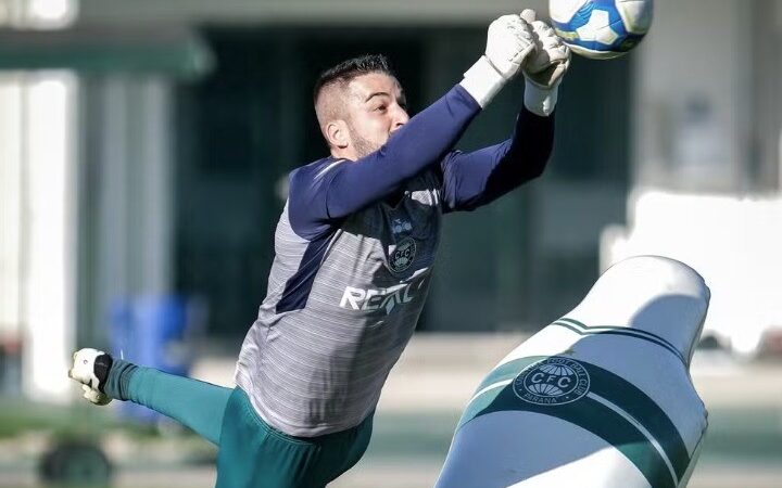 Coritiba renova contrato do goleiro Gabriel Leite para temporada 2026