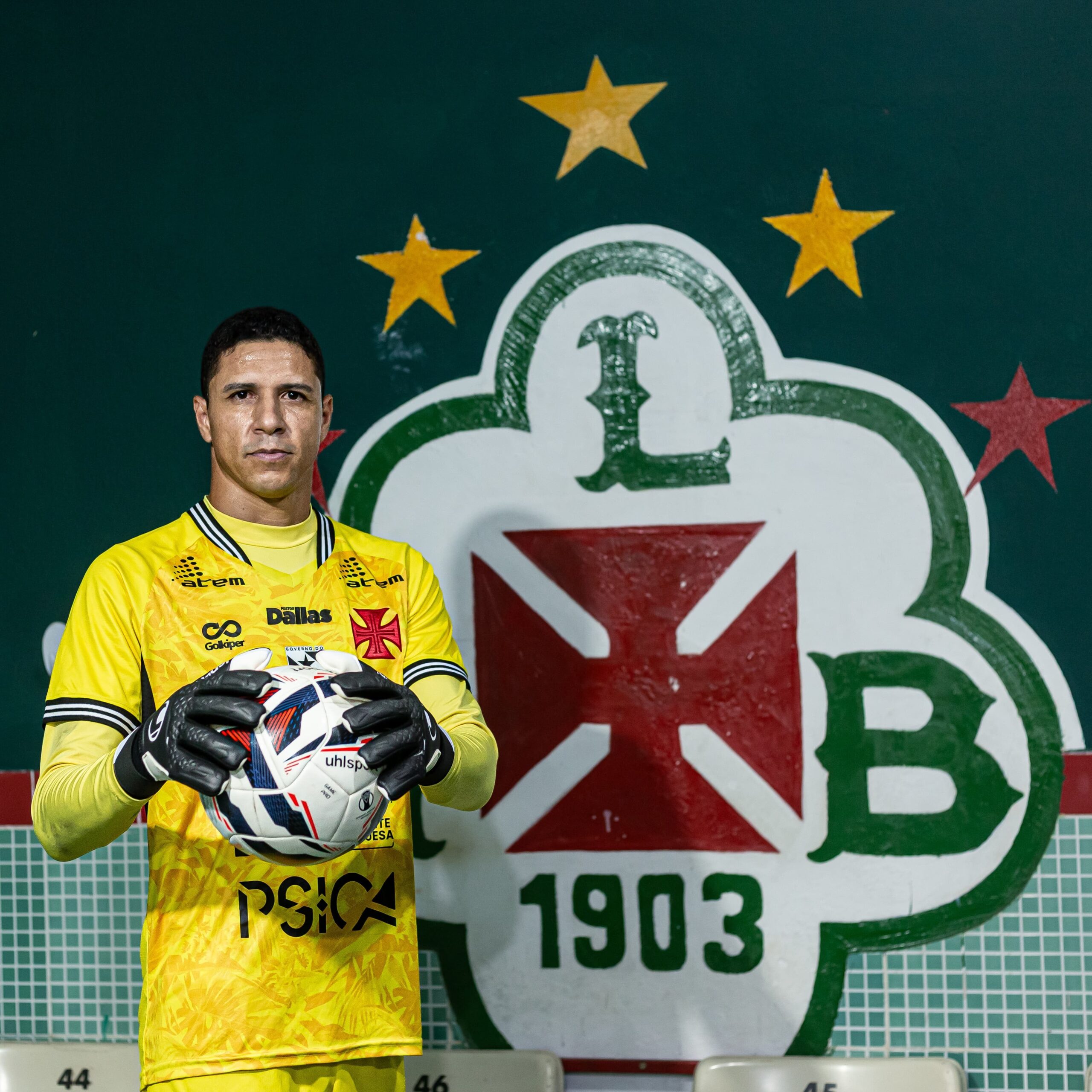 Tuna renova contrato com goleiro Vinícius
