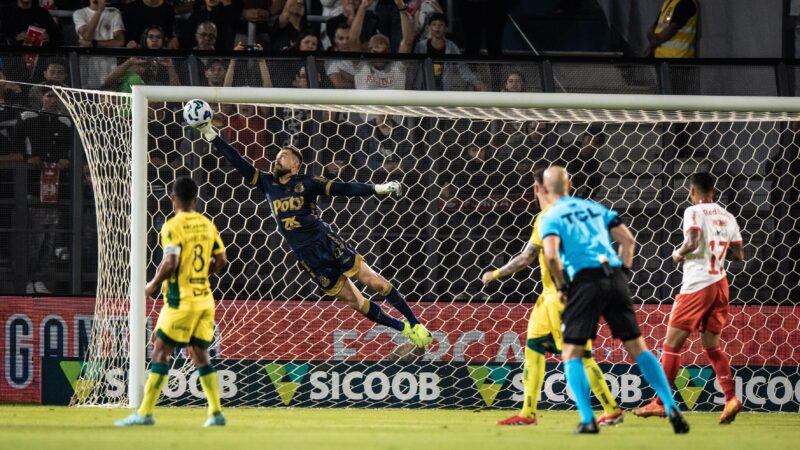 Veja as defesas mais incríveis do Brasileirão 2025 e vote na sua preferida