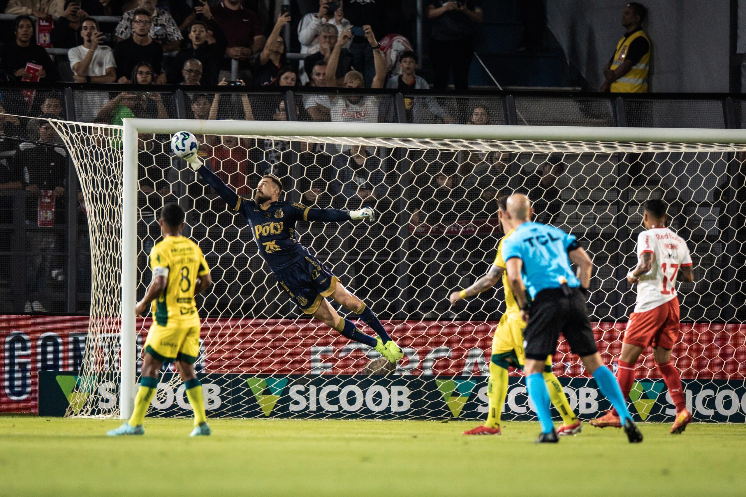 Veja as defesas mais incríveis do Brasileirão 2025 e vote na sua preferida