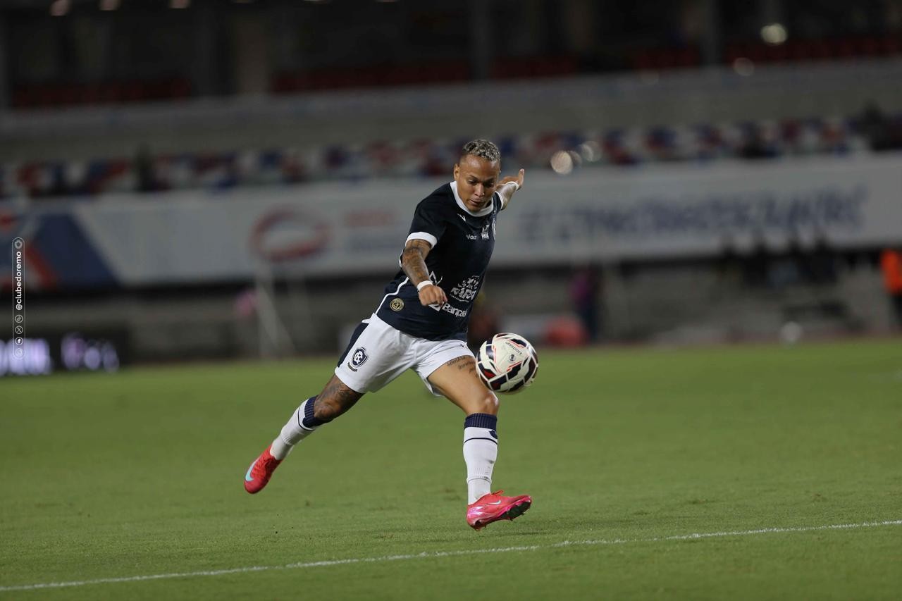 Vila Nova segue otimista e espera finalizar contratação de Janderson