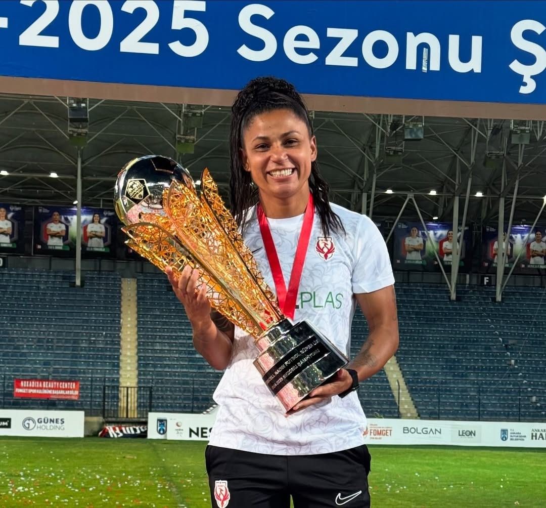 Ex-Flamengo e Palmeiras, Maria Alves fecha 2025 com título da Liga Turca e mais jogos por sua equipe
