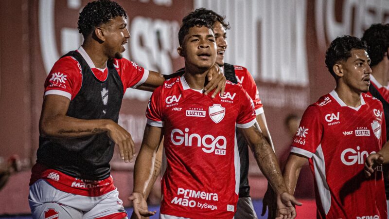 Gustavo Pajé celebra temporada de afirmação no Vila Nova