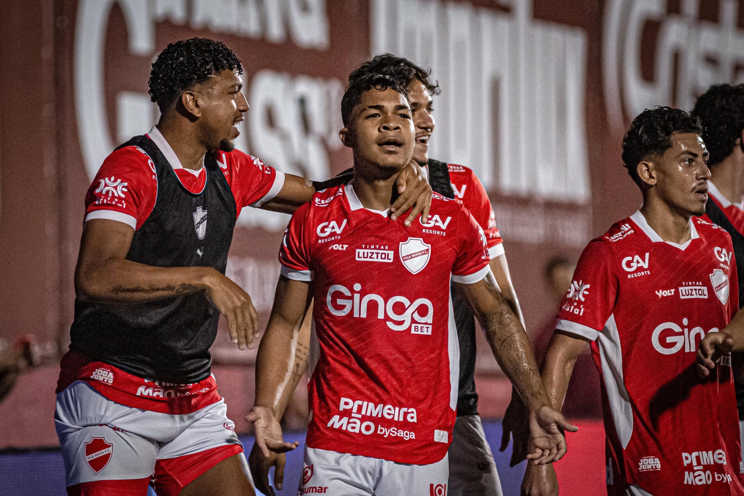 Gustavo Pajé celebra temporada de afirmação no Vila Nova