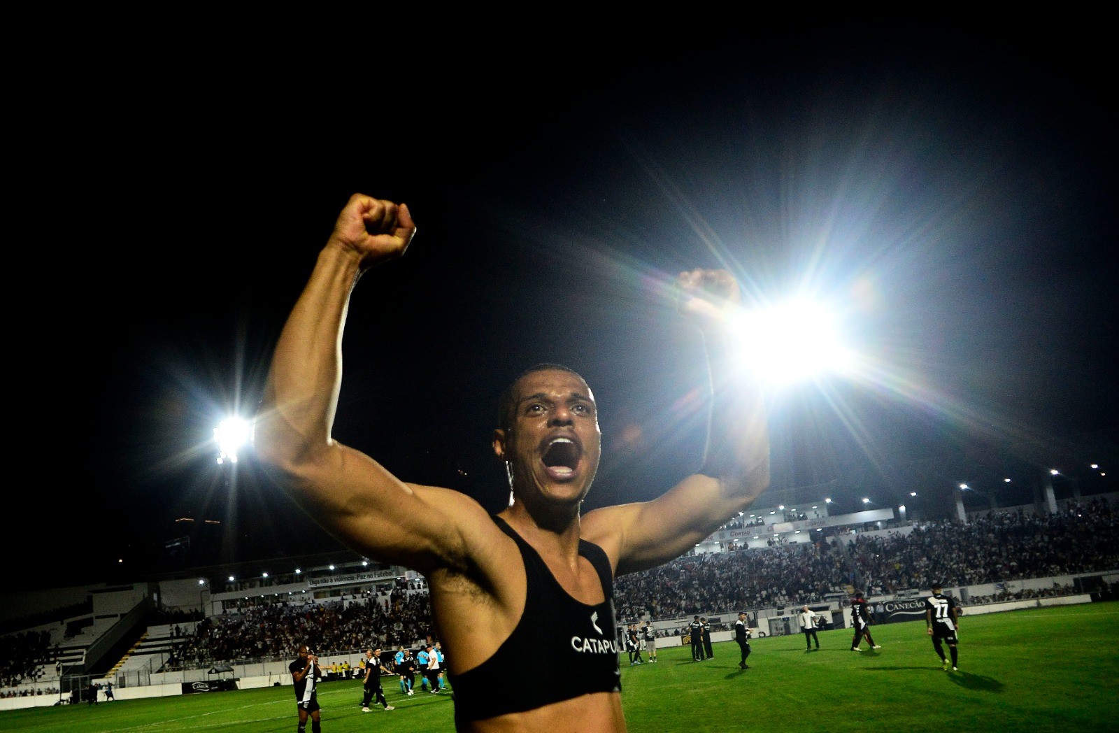 “Teve gente trabalhando em dois empregos”: volante fala sobre drama salarial na Ponte campeã